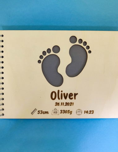 Album photo de bébé personnalisé avec couverture en bois personnalisée.