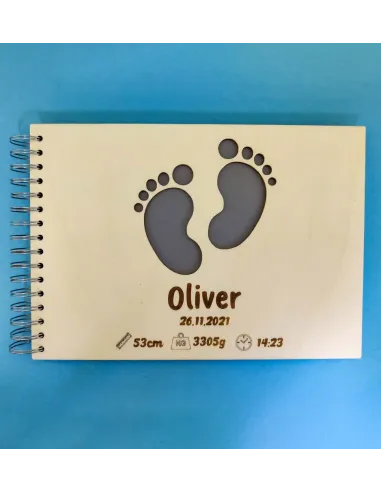 Personalisiertes Baby-Fotoalbum mit individuellem Holzeinband. Name und Geburtstag des Babys sind auf dem Deckel eingraviert.