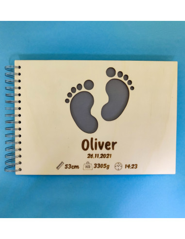 Personaliziran otroški foto album s personalizirano leseno platnico. Na platnici sta vgravirana otrokovo ime in rojstni dan.