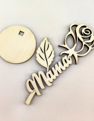 Rosa decorativa de madera con palabra Mamá troquelada