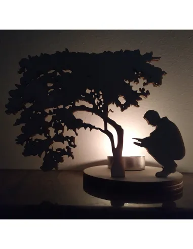 décor calme d’un homme face à un feu de camp éclairé