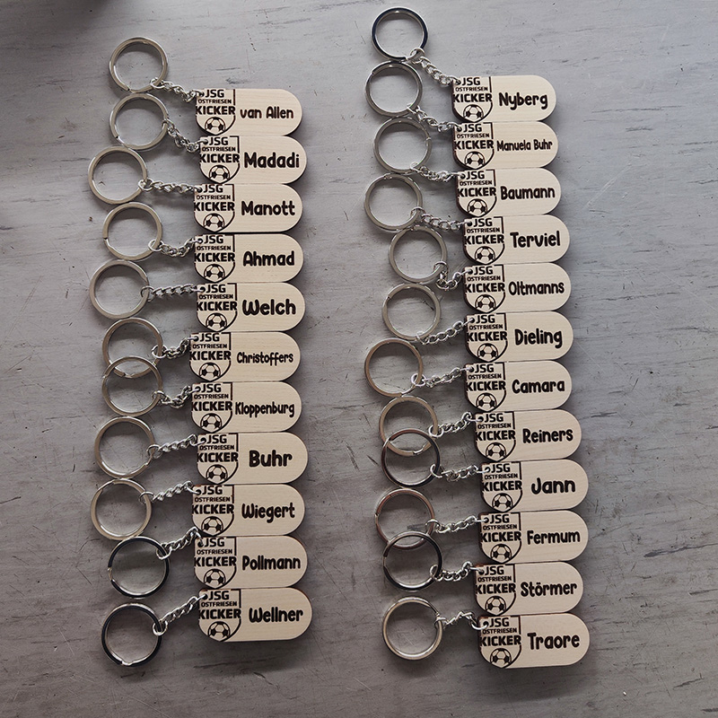 Personalisierter Schlüsselanhänger mit Namen und Logo. Geschenk für eine Jugendfußballmannschaft.