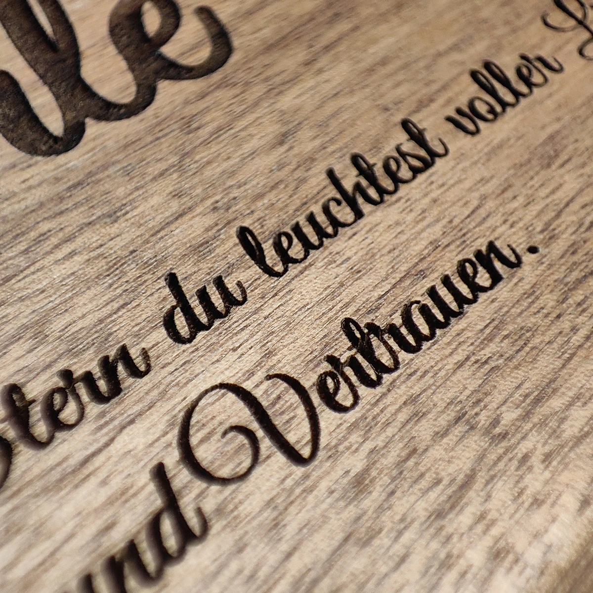 Nahaufnahme der Gravur auf einer Schmuckschatulle aus Walnussholz