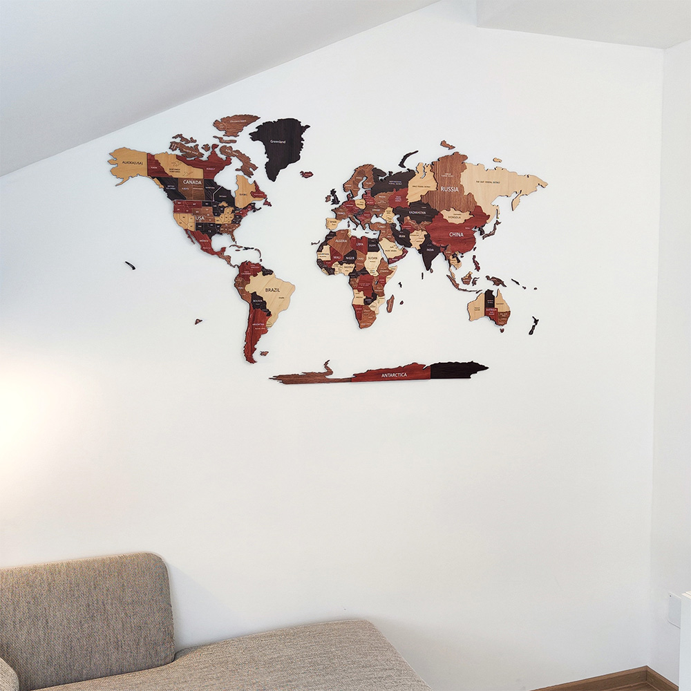 Carte du monde en bois accrochée dans un salon moderne