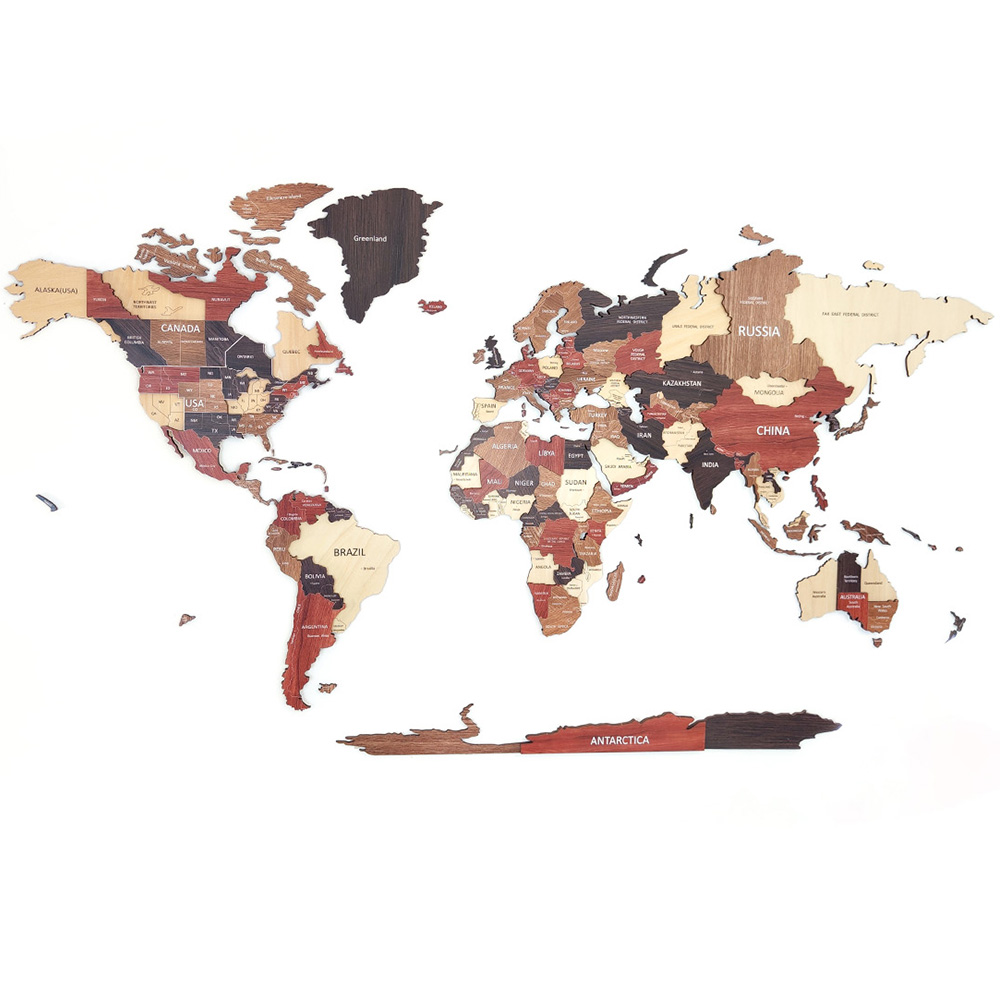 Famille utilisant une carte du monde en bois pour marquer des destinations